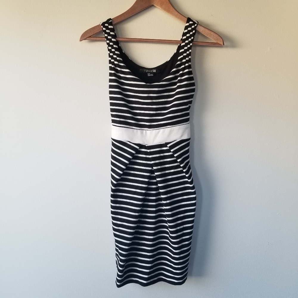  Forever 21: Black and white striped dress – S/P